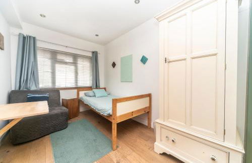 6 bedrooms beautiful home 3 bathrooms, quiet location with garden near Legoland Windsor Heathrow - Foto 57