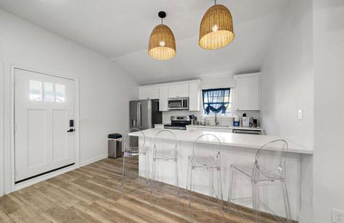 Beach Escape Close to Attractions and the Shore - Photo 9