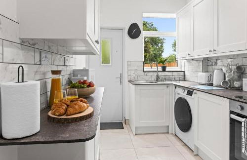 4 Bed Home sleeps 7 close to Cheshire Oaks Princes Rd - Photo 46