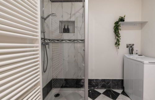 CLS Zentrale City-Wohnung in Hamburg mit E-Laden und Tiefgarage, Klimaanlage, gratis WLAN, Smart TV, großer Balkon, Nespresso Maschine inklusive Kapseln, Blick über Hamburg, Parkplatz, Cafe im Haus, Bushaltestelle direkt gegenüber, Flex Check In - Foto 11