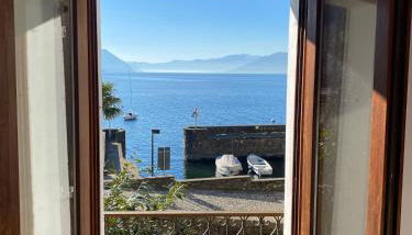 At the Lake - Foto 1