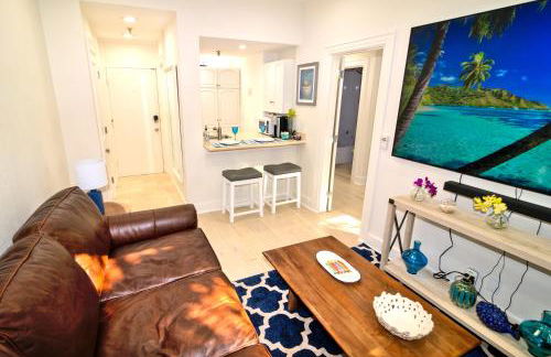 Palm Beach Paradise Walk to Beach Pool WiFi 86" TV WiFi - Foto 13