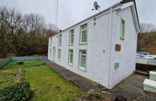 Lewis Gethin House, Newly renovated cottage sleeps 9, close to bike park wales - Photo 2