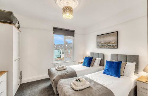 JUNGLE HOT TUB, games room, near eateries, micro brewery, pubs, beauty salons and boutique shops, Argyle, free Netflix, in the heart of Plymouth - Dogs welcome - Hosted by Absolute Accommodation Plymouth - Foto 26