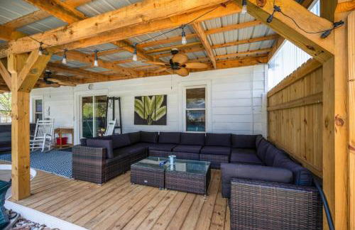 Quaint Cottage in heart of LYH - POOL with HOT TUB! - Foto 37