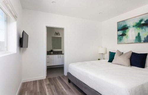 Enjoy Stylish 4BR Townhouse Sleeps 8 with Wi-Fi - Foto 19