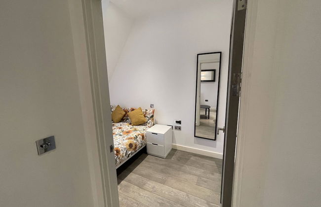 Stunning 1-bed Deluxe Apartment in Slough - Photo 3