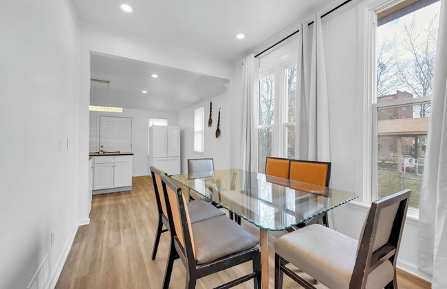 Spacious 3BR Detroit Apt Sleeps 7 + Wifi - Foto 5