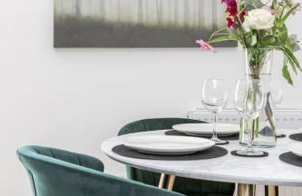 Elegant Epsom Modern Apartment - Photo 17