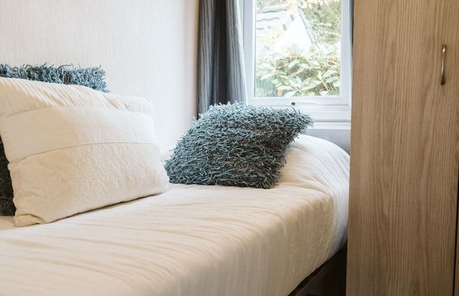 Cozy Chalet in Goedereede With Garden - Photo 2