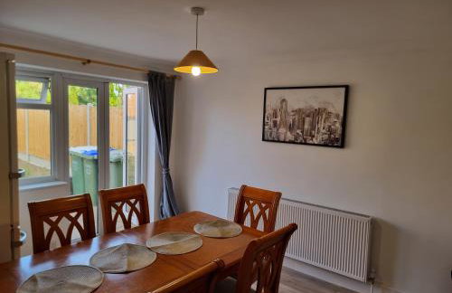 Entire 3 bedroom home with Parking in Welling, London, UK - Photo 58