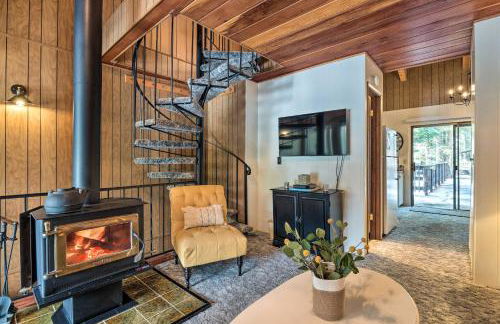 Pinecrest Retreat with Fireplace! - Photo 3