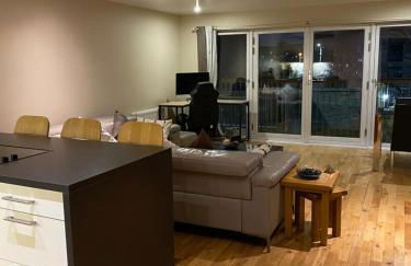 City Centre 2 bedroom apartment, secure parking. - Foto 3