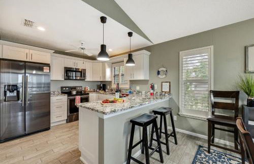 Exquisite Lakefront Pool House Awaits Pool 10 PPL - Foto 6