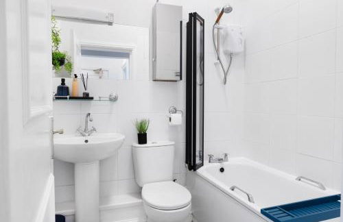 EcoCrest-Superior 2 Bedroom 2 Bath - Free Parking - Sleeps 5 - Photo 19