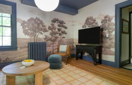 Relax in Style at Historic Modern on Main with Modern Amenities Wooded Views - Foto 2