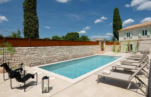 Nice Home In Zminj With Sauna - Photo 10