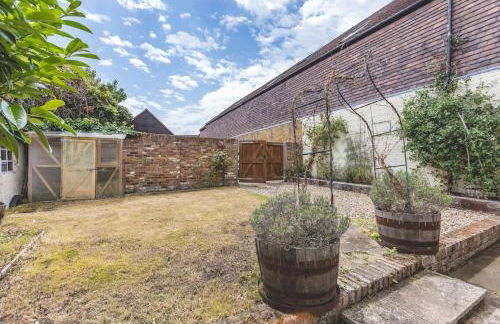 Charming 3BR Cottage Near Windsor and Sights - By Tempstay - Foto 24