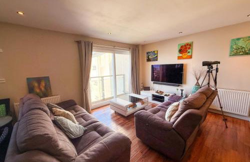 Marina View Apartment with Balcony & Sea Views - Foto 2