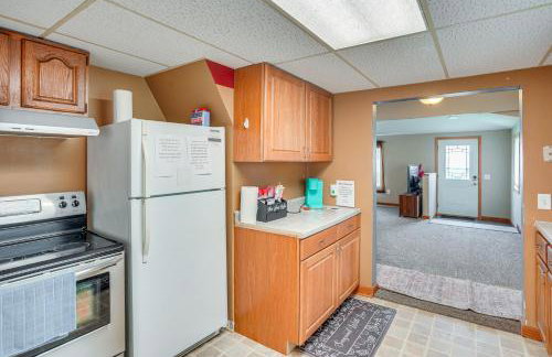 Serene Devils Lake House with Deck and Fire Pit! - Foto 9