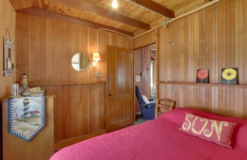 Grandmas Cottage with Sunroom Walk to Beach - Foto 15