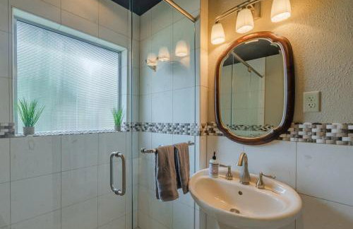 Serene POOL & Firepit in Stunning Home By Airport - Foto 61