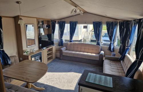 Spacious 6 Berth Caravan with Decking - Photo 1
