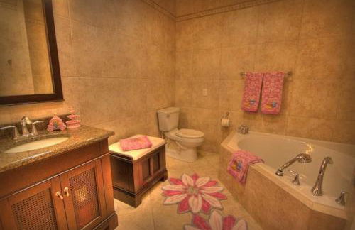 Luxurious Getaway Pool Hot Tub Theater Gym Outdoor Kitchen BBQ 2 Miles to Disney - Foto 40