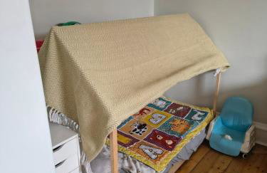 Charming City Flat for Couples & Families - Foto 10