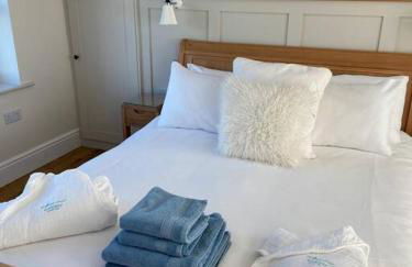 Delightful 3 bed cottage with hot tub & sea views. - Photo 15