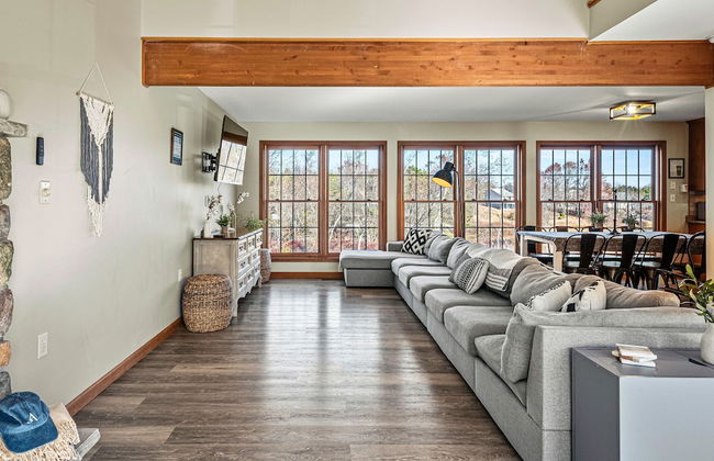 Laker s Pointe by Avantstay Lakefront Private Peninsula Hot Tub Game Room - Photo 4