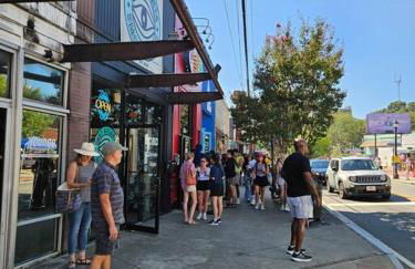 Close to Downtown, 11-Person Swim Spa-Hot Tub, 75" TV 4 Movie Nights, Spacious, Walk To Restaurants, Ping Pong - Foto 36