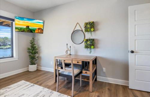 Accessible Lakeside Luxury at the 45mm w/ Private Dock, Sunset Views & More - Foto 36