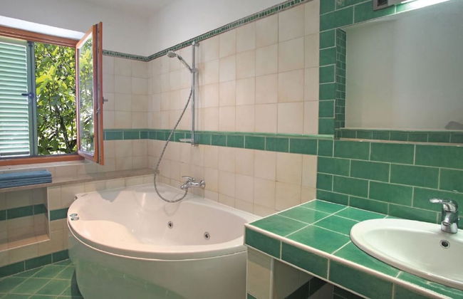 Spacious Villa with a Swimming Pool - Foto 16