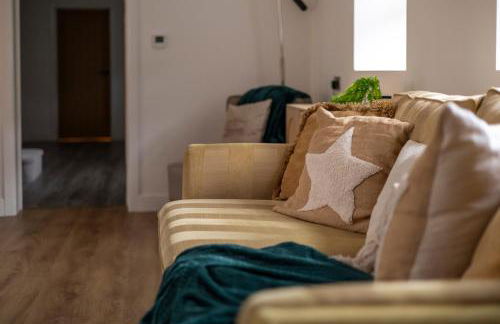 Stunning 5-bed Barn Conversion in Newark-on-Trent by Renzo, Beautiful Surroundings, Sleeps 10! - Foto 7