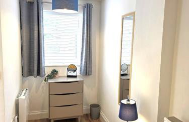 Modern One Bed Flat at Dawe Luxury Suites - An Entire Apartment near Ely Cathedral & Train Station - The Perfect Gateway to Explore Ely, Cambridge, Norfolk & London - Sleeps up to 4 - Photo 13