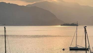 Elegant Traditional Home Steps from the Lake, with Garden and Panoramic Terrace - Photo 4