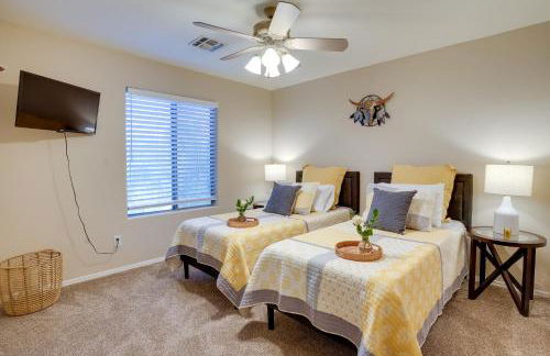 half Mi to Lake Family Home with Hot Tub in Goodyear - Foto 24