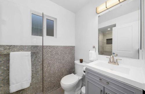 Modern Urban Escape Rooftop & Walkable Fun - Foto 8