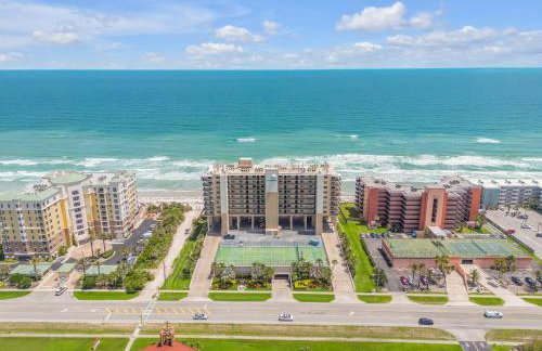 New dog-friendly Listing! Updated direct oceanfront with spacious balcony and heated pool - Foto 7