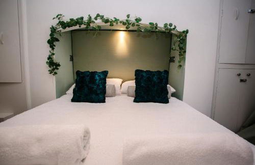 Town Centre Oasis with Two Hot Tubs - Photo 7