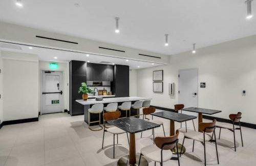 Modern Downtown Condo with Pool Gym BBQ Game Room CoWorking Spaces - Foto 47