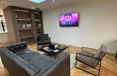 Contemporary 3-Bed Penthouse with River Views - Foto 1
