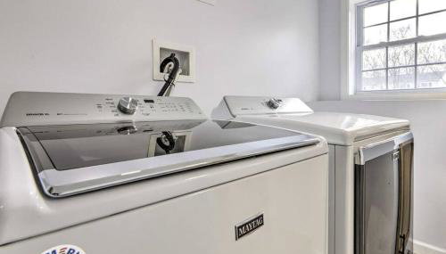 NEW! Updated Mystic Home w/ Sauna, Hot Tub & Deck - Foto 4