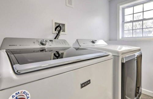 NEW! Updated Mystic Home w/ Sauna, Hot Tub & Deck - Foto 4