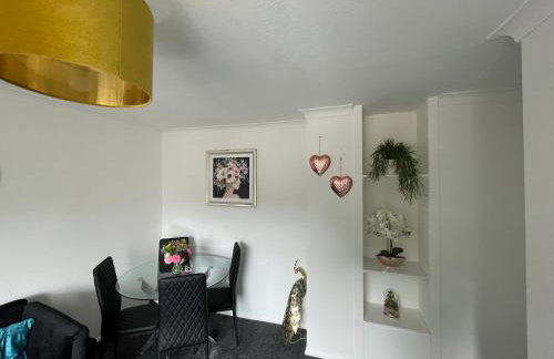 Large Stylish 2 Bedroom Apartment Stevenage Sleep 6 - Foto 8