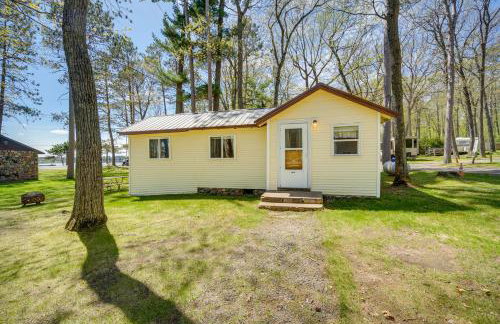 Rustic Cabin with Fire Pit, Steps to Sand Lake! - Foto 17
