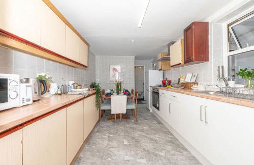 Xtra Large 4 Bedroom House with Heating Sleeps 14 Near Station and ExCeL - Foto 14