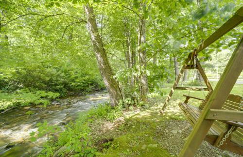 Campbell Retreat in Maggie Valley with Deck! - Foto 2