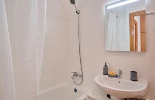 Sunny Coastal Retreat with Pool & Terrace - Foto 28